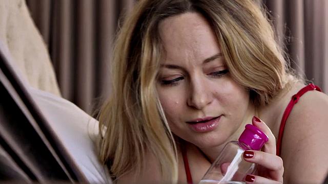 Curvy MILF pussy stuffed from behind during duo