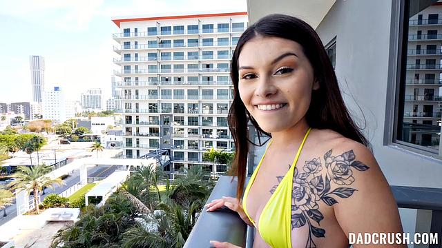 Взрослая падчерица сосет и трахается с отчимом на диване.