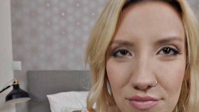 Пробитая татухами шлюшка ржёт, когда получает большой в жопу