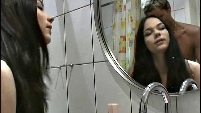 смотри, как карина трахается по-взрослому и сосет член в спальне