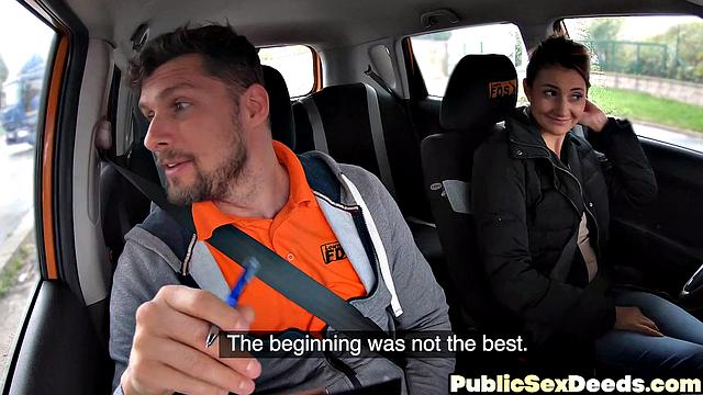 Пышная ученица соблазняет инструктора в машине, не давая ему сосредоточиться за рулём!