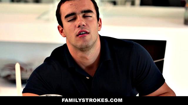 Смотри, как Энджел Смоллс трахается с отчимом после ужина