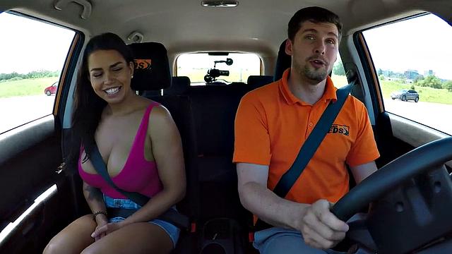 пышногрудая британка скачет на члене инструктора в позе наездницы