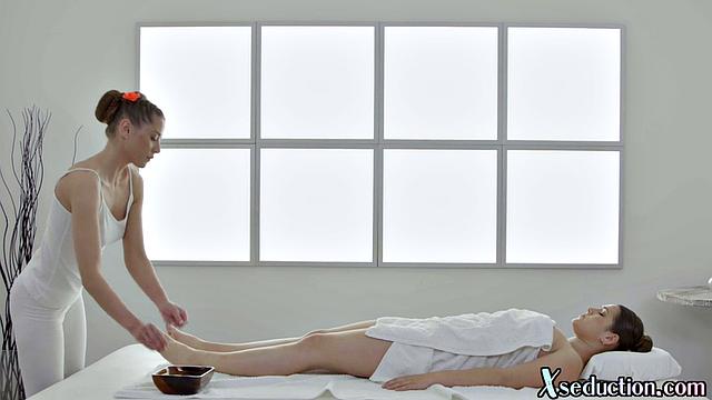 Masseuse pussylicking her client