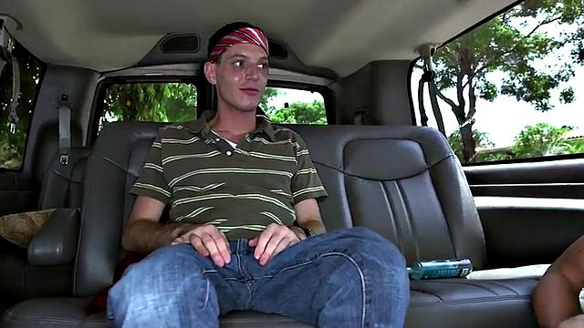 парень с мелким членом кончает в рот парню в автобусе