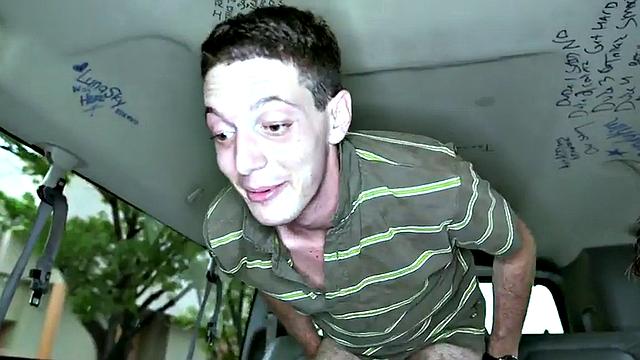 парень с мелким членом кончает в рот парню в автобусе