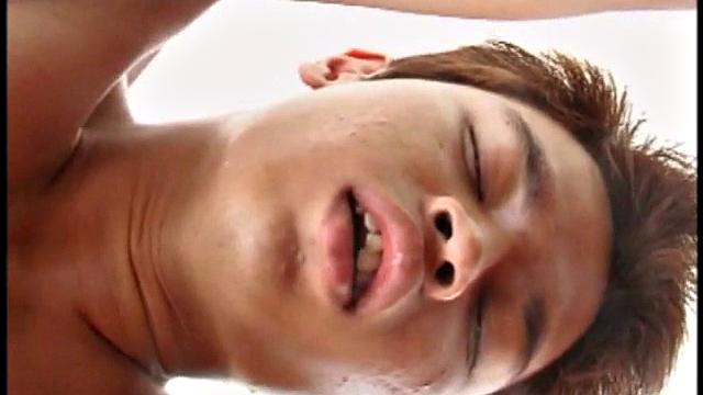 азиатский парень ловит голый член после мокрого минета