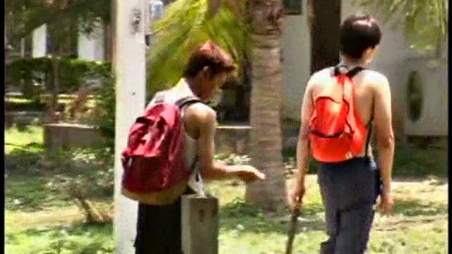 азиатский парень ловит голый член после мокрого минета