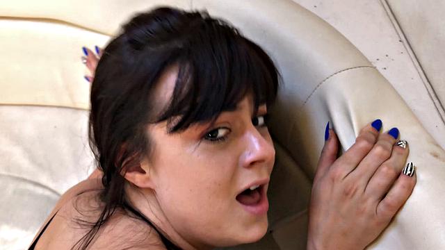 Пышногрудая студентка не справляется с чёрным гигантом на озере