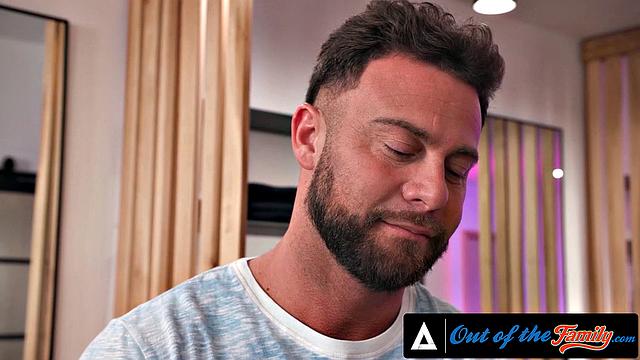 София Локк соблазняет взрослого пасынка и трахается с ним на прощание перед уходом из семьи.