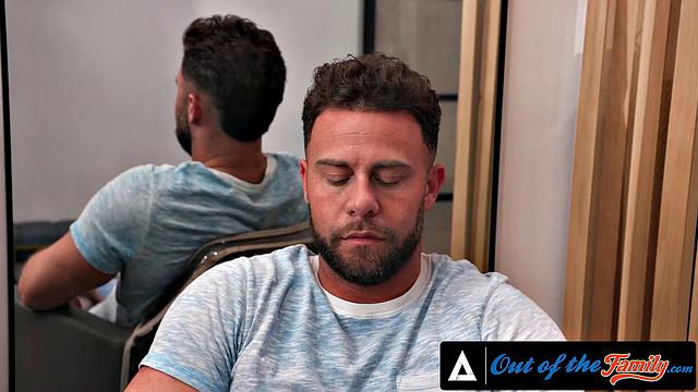 София Локк соблазняет взрослого пасынка и трахается с ним на прощание перед уходом из семьи.