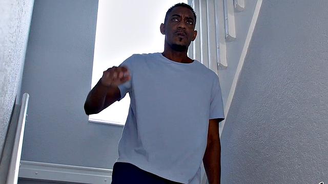 татуированная зрелая в белье глубоко сосет bbc после неудачного ограбления