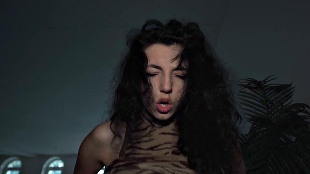 рыжая с гладкой киской глубоко сосёт и трахается за деньги