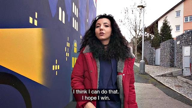 рыжая с гладкой киской глубоко сосёт и трахается за деньги