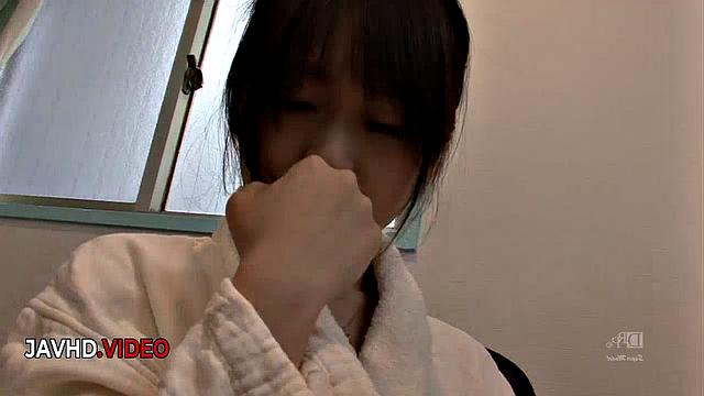 Смотри, как Nozomi Hazuki страстно отсасывает и играет с игрушками, пока не кончает в рот парню.