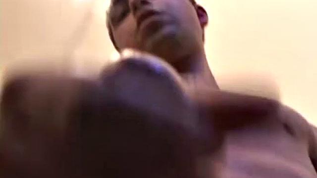 винченцо дрочит свой толстый член и кончает мощно