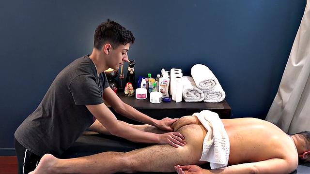 Massaged amateur DILF nails Latin masseur in ass