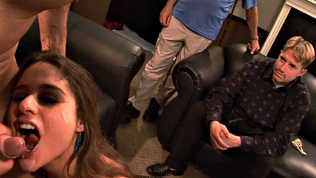 остроумная milf Cathy Heaven шутит, пока ей трахают жопу