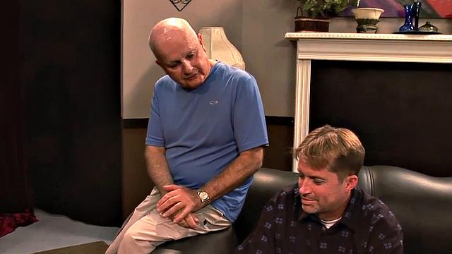 остроумная milf Cathy Heaven шутит, пока ей трахают жопу