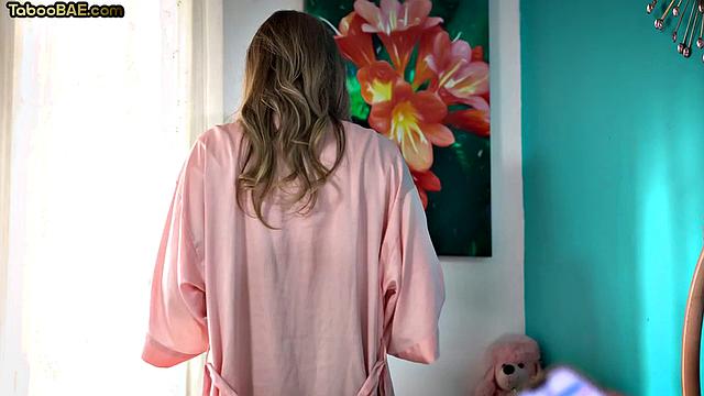 Cumthirsty babes smashed in 3some