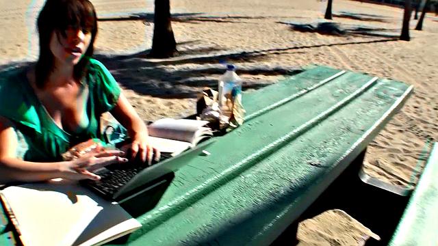 смотри, как саша сладкая ловит сперму на лицо после минета