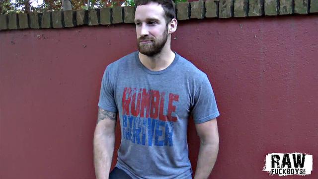 мускулистый жеребец впервые даёт жару на видео