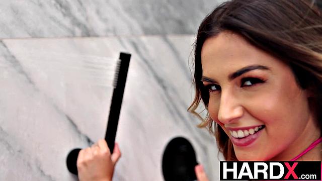 шальная брюнетка строит из себя пай-девочку, а жопа давно в деле