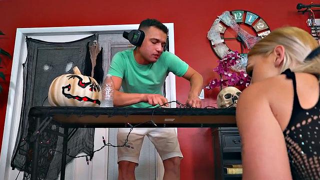 Big Babe pussysmashed by her lover