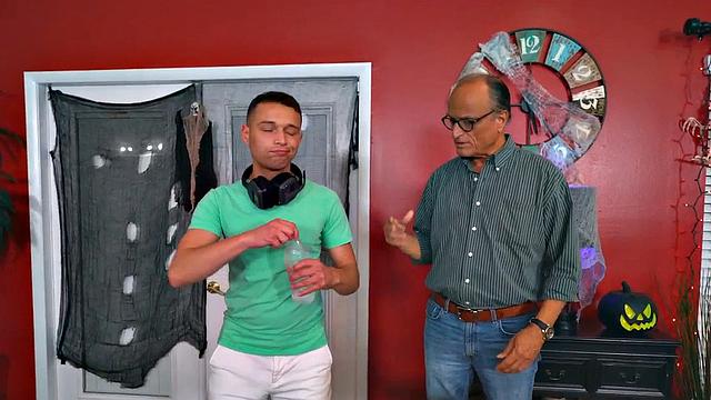 пышная блондинка получает жёстко после минета