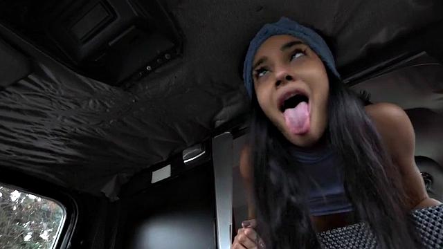 татуированная стерва не сдерживается в такси