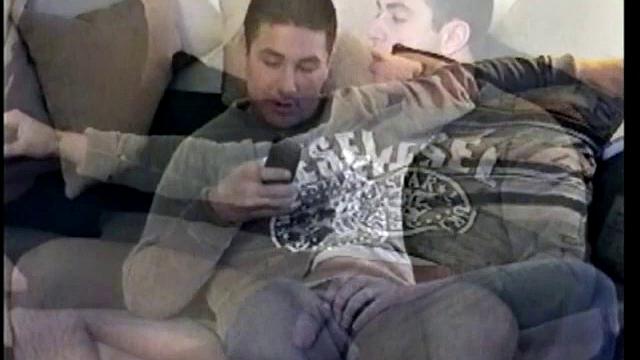 Дрочит и отсасывает у натурала Джереми, сперма летит на лицо