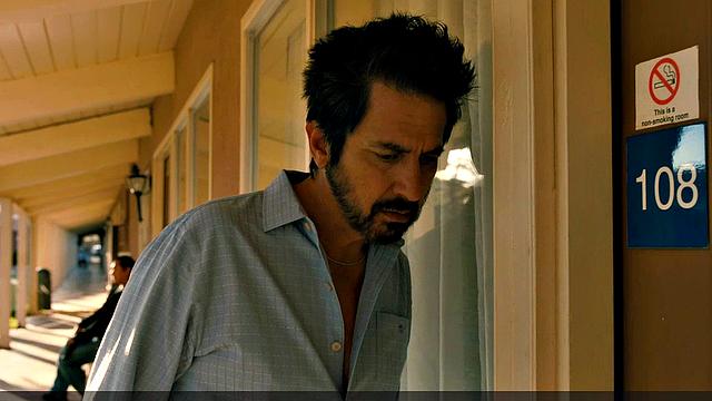 Сара Стайлз раздевается догола и получает жаркий секс на природе раком