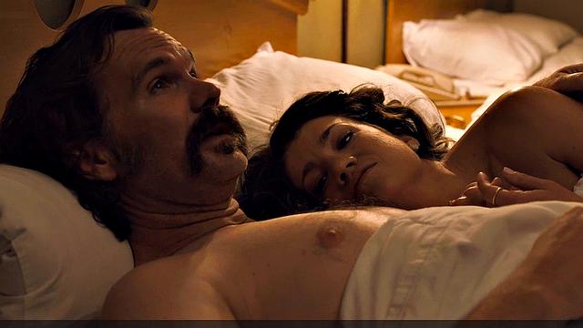 Сара Стайлз раздевается догола и получает жаркий секс на природе раком