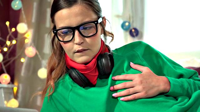 Amateur gamer 21yo caught masturbating deepthroat and rides