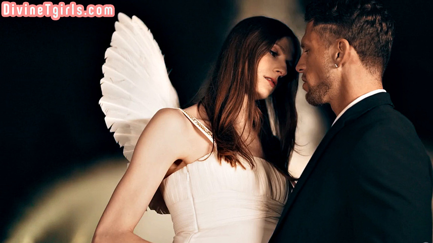 Транс с аппетитной жопой принимает член в анал без стеснения.