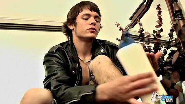 Бумер Джейкоби выставляет свои большие ступни на шоу и шутит, что должен брать доплату за фотки ног