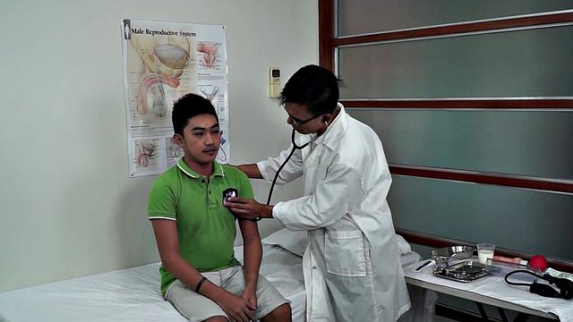 Gay doctor seduces Asian patient in medical room