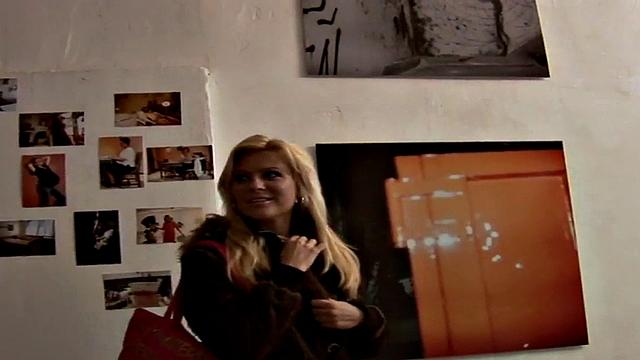 блондинка на природе сосёт и дразнит камеру своей киской