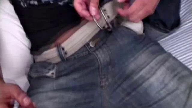 густав достает свой здоровый член из джинсов, мартино сразу хватается за него