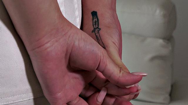 aria lee трахается на диване в стрингах и на каблуках