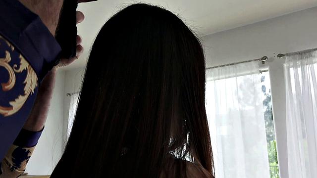 aria lee трахается на диване в стрингах и на каблуках