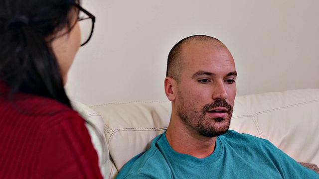 Смотри, как Адрия Рэй в очках сосет и скачет на члене с Шоном Лоулессом, никакой скромности тут нет!