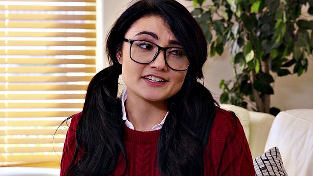 Смотри, как Адрия Рэй в очках сосет и скачет на члене с Шоном Лоулессом, никакой скромности тут нет!