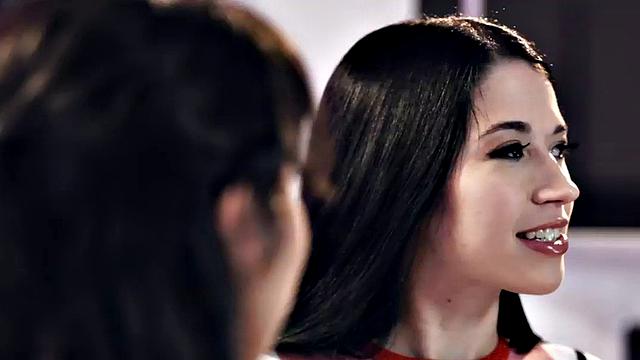 грязные лесбиянки лижут и трахают пальцами мокрые киски