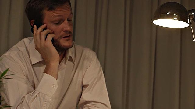 чёрный жеребец жарит спереди и сзади, подруга сидит как зритель в театре