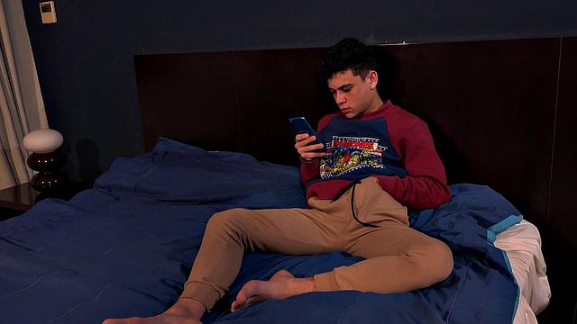 смотри, как рик дразнит троя стояком и получает мощный минет