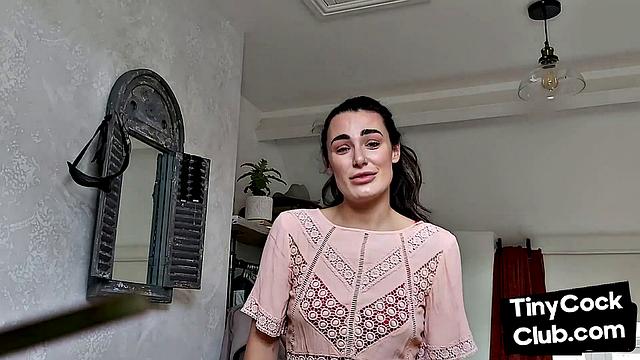 британская красотка в белье дразнит и унижает его маленький член