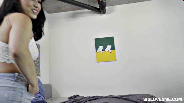 Сводная сестра решила не терять время зря и устроила настоящий семейный досуг с братом.