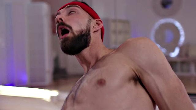 спортзал транс трахает парня в попу, пока целует по-взрослому