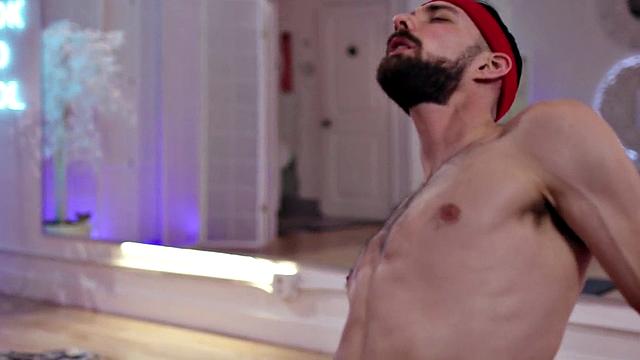 Petite gym tranny fucks male in while kissing